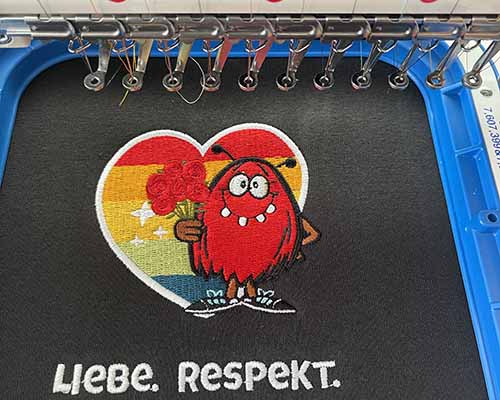 Bunter Stick auf schwarzem Hoodie mit Text Liebe Respekt Tajima Stickmaschine hochwertig